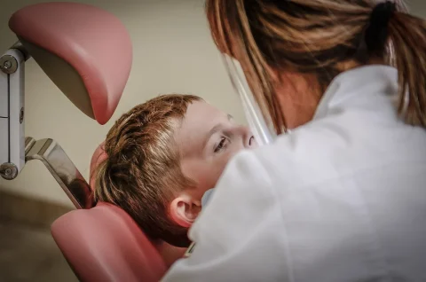 cat dureaza operatia de implant dentar